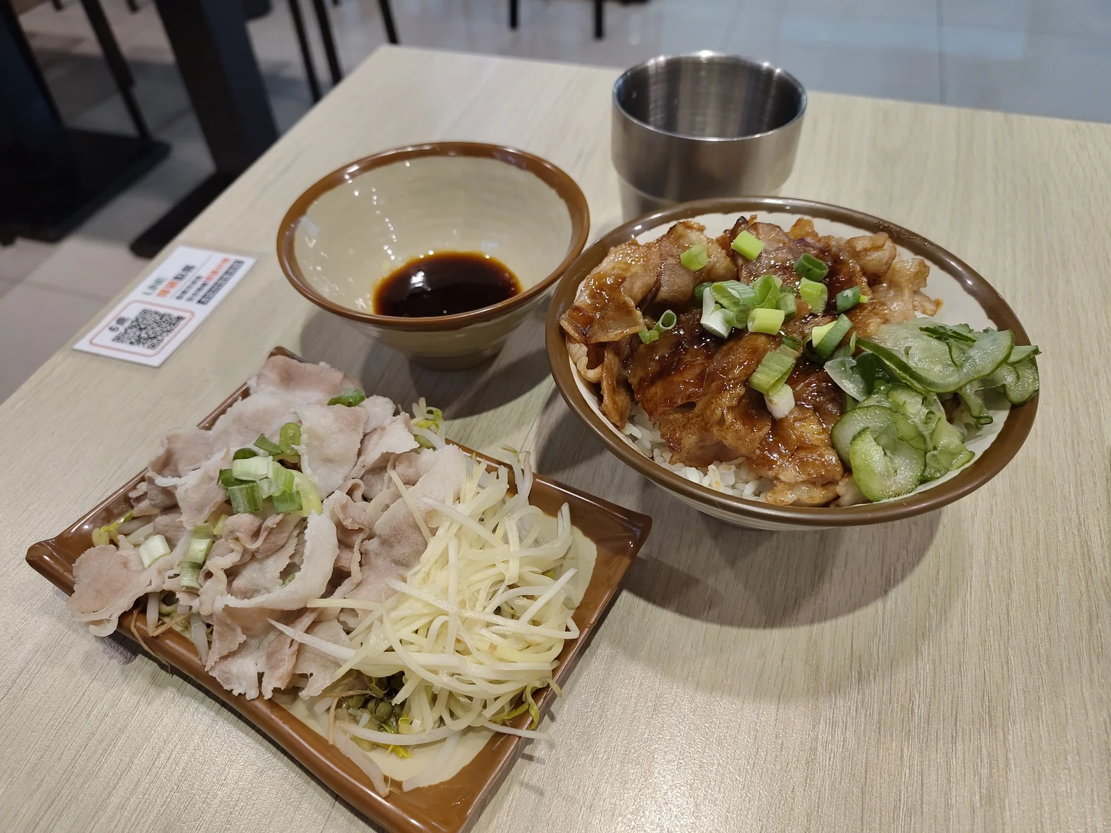Luo rou fan with extra pork and bean sprouts.